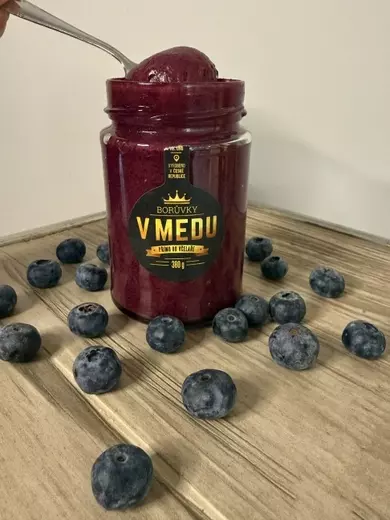 ochucený-med-borůvky-2.webp