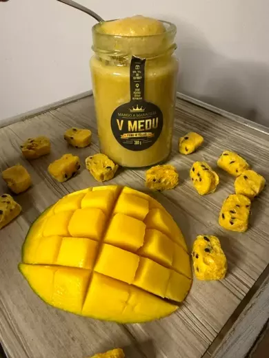 ochucený-med-mango-2.webp