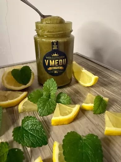 ochucený-med-máta-s-citronem-2.webp